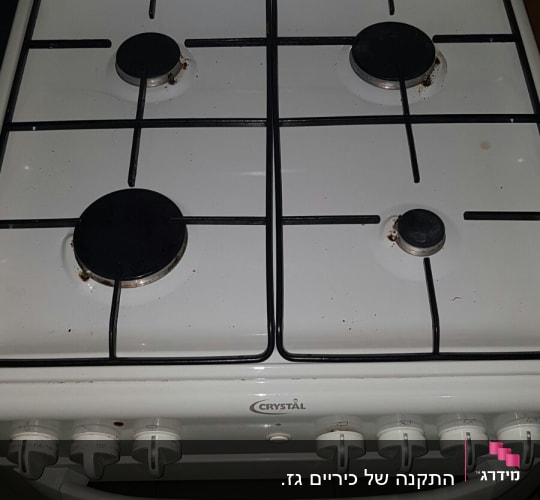 כיריים גז עם ארבעה מבערים ולחצנים